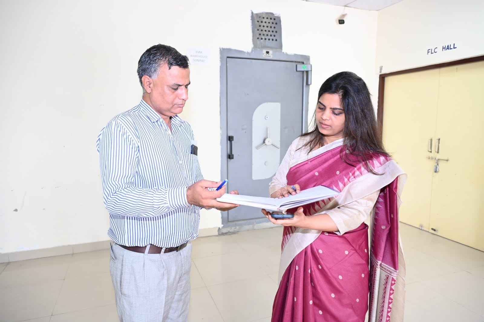 फोटो : सोनीपत के ईवीएम वेयर हाउस में निरीक्षण के दौरान रजिस्टर चेक करती उपायक्त नेहा सिंह। स्