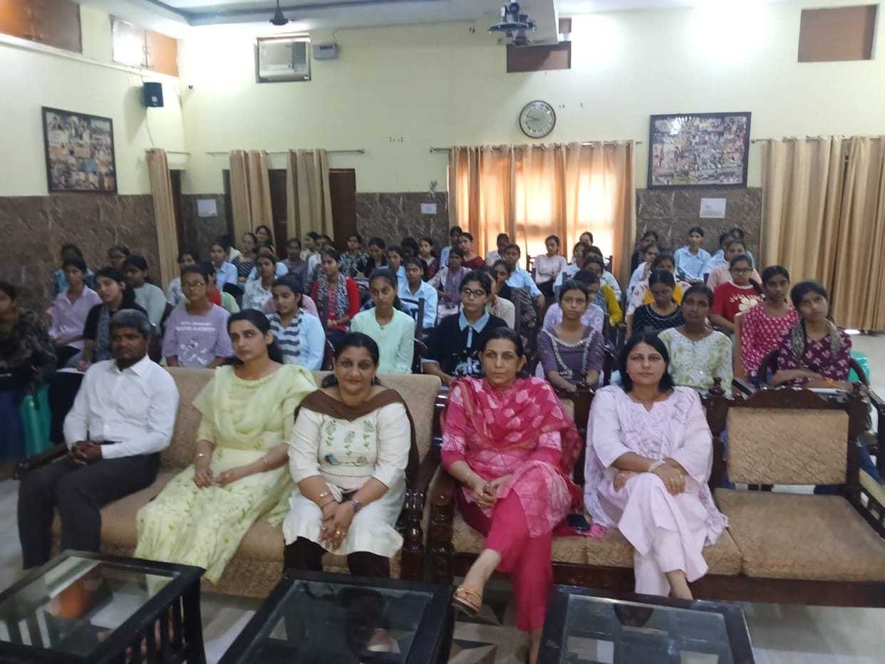 Female students presented ideas at the 'Idea Hunt