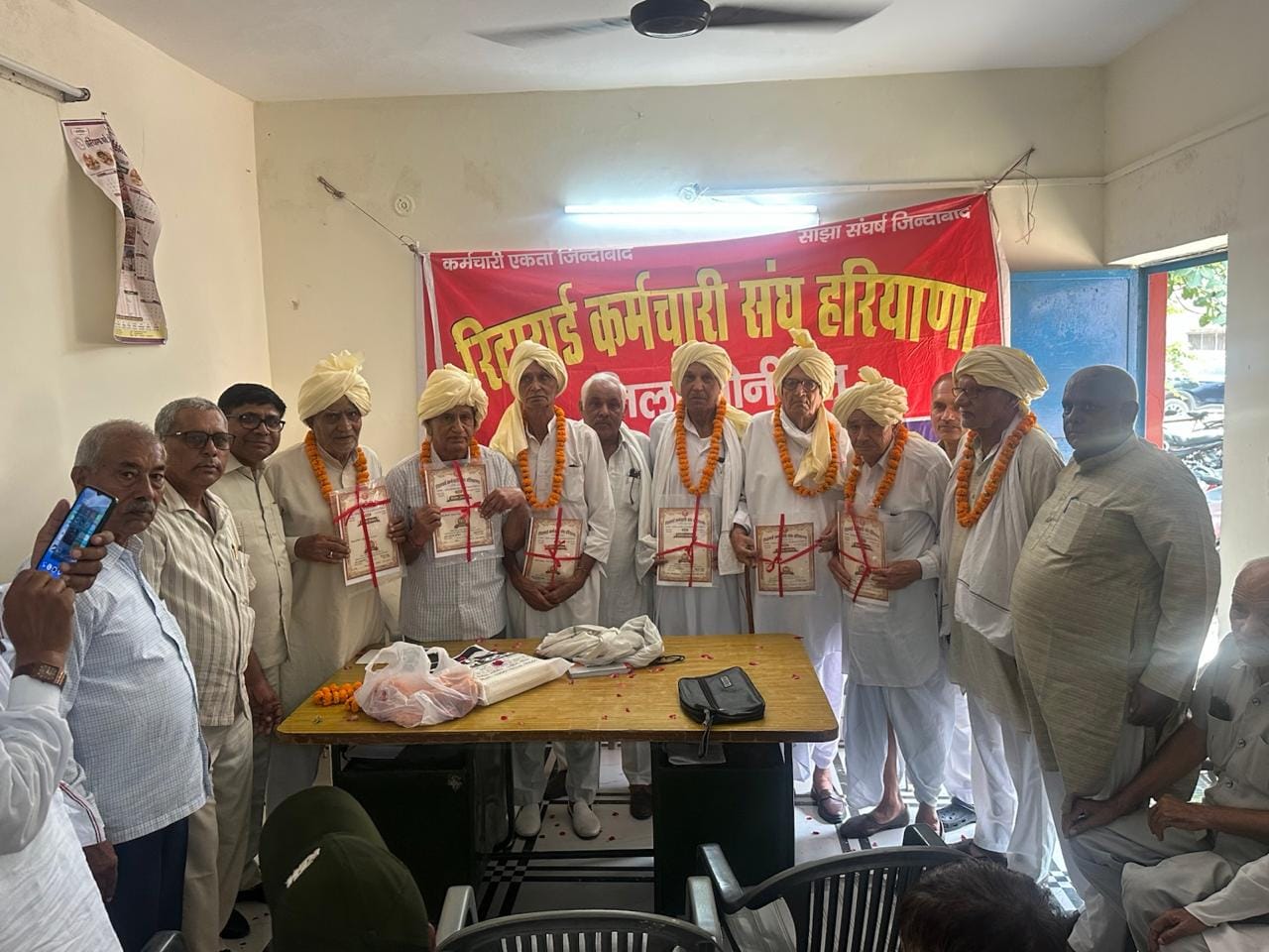 फोटो: सोनीपत में 80 वर्ष से अधिक आयु के सेवानिवृत्त कर्मचारियों को सम्मानित करते रिटायर्ड कर्मच