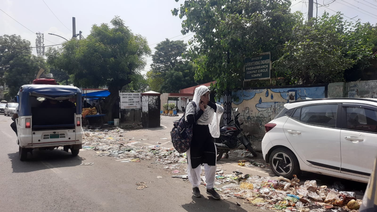 फोटो : सोनीपत में रेलवे रोड पर लोक निर्माण विभाग कार्यालय के बाहर डाले गए कूड़े के पास से मुंह 