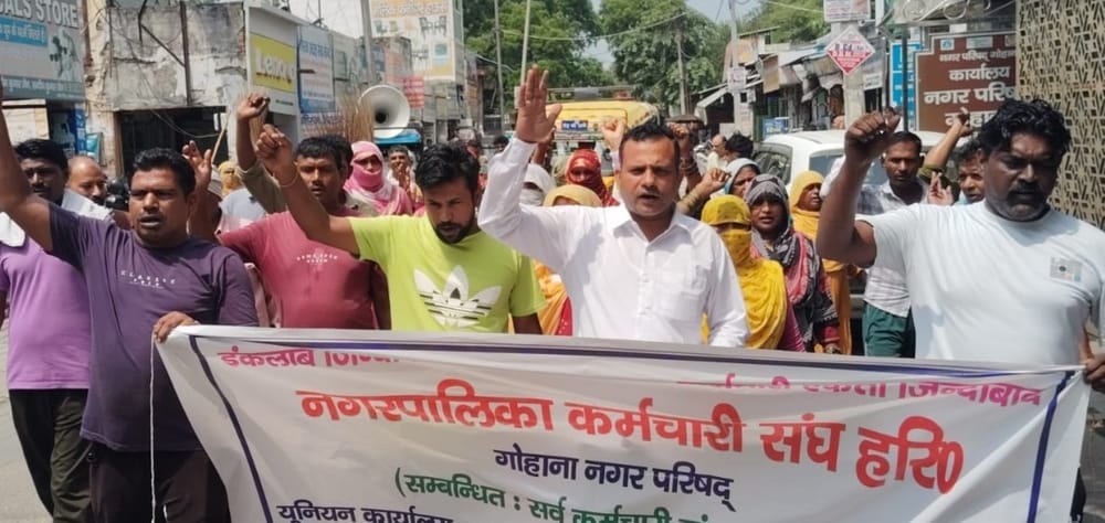 Sanitation workers in Gohana submitted a memorandum to the Cabinet Minister.