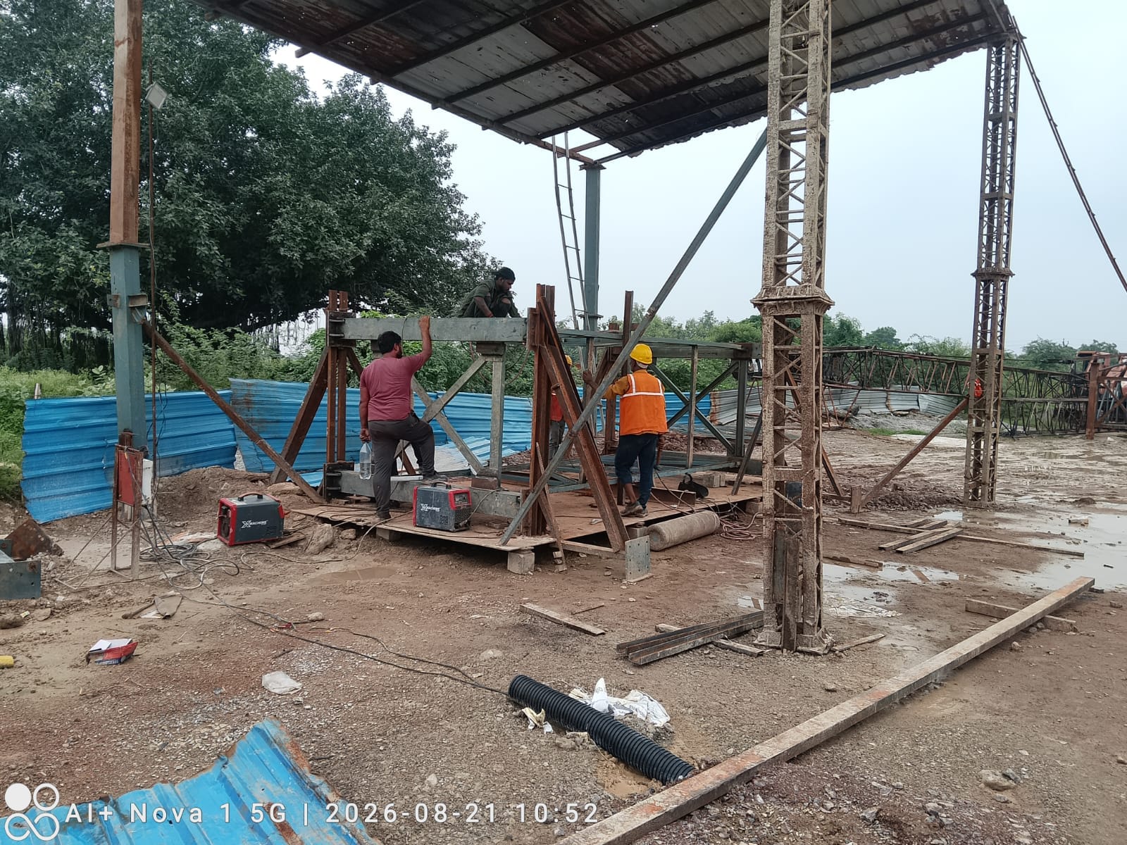 फोटो21एचएएमपी 26- लोहे के फ्रेम में वेल्डिंग करते कंपनी के कर्मचारी। संवाद