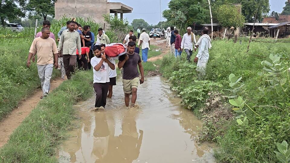 Ambulance broke down on the way; body carried on shoulders after traversing 700 meters of mud.Ambulance broke down on the way; body carried on shoulders after traversing 700 meters of mud.