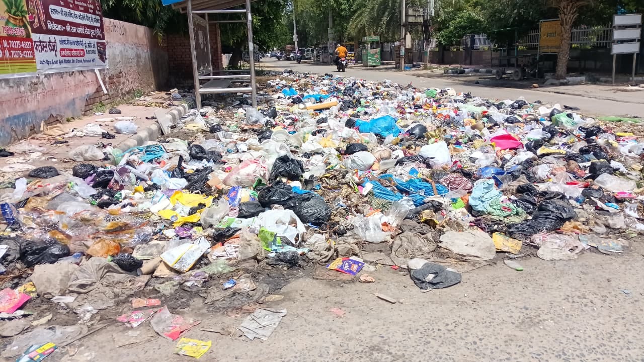 फतेहाबाद। शहर के जगजीवनपुरा मोहल्ले के मोड़ पर लगा कूड़े का ढेर। संवाद