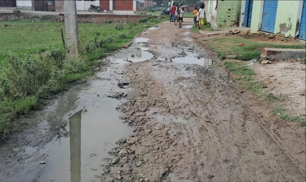 गुआस गांव से रेमा तक कच्ची सड़क। संवाद