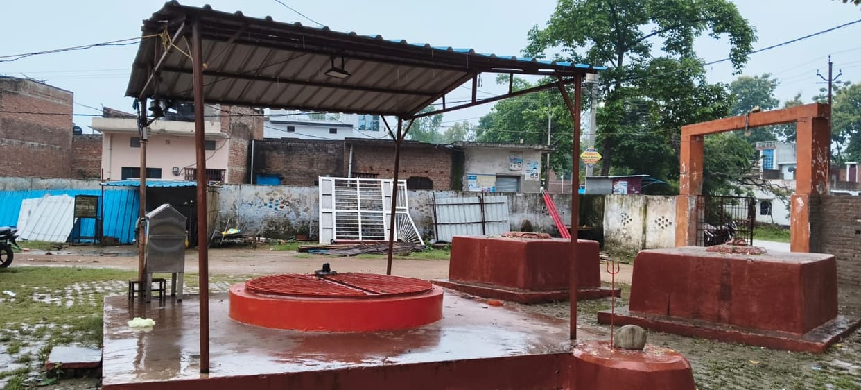 Ballast in the well, hoo-hoo on the tongue... this is the identity of Bhootnath fair