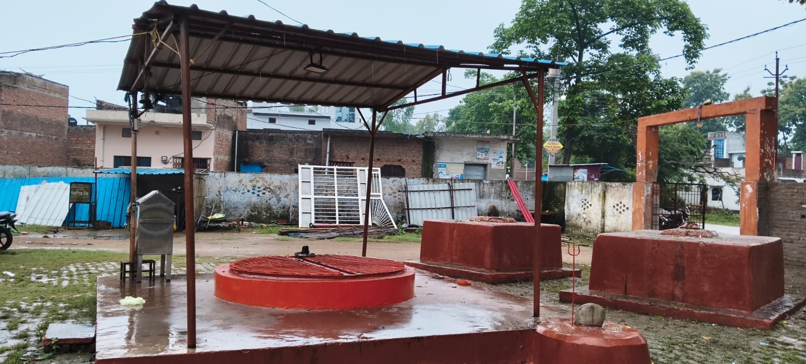 गोला के भूतनाथ मंदिर परिसर में प्राचीन कुआं। संवाद