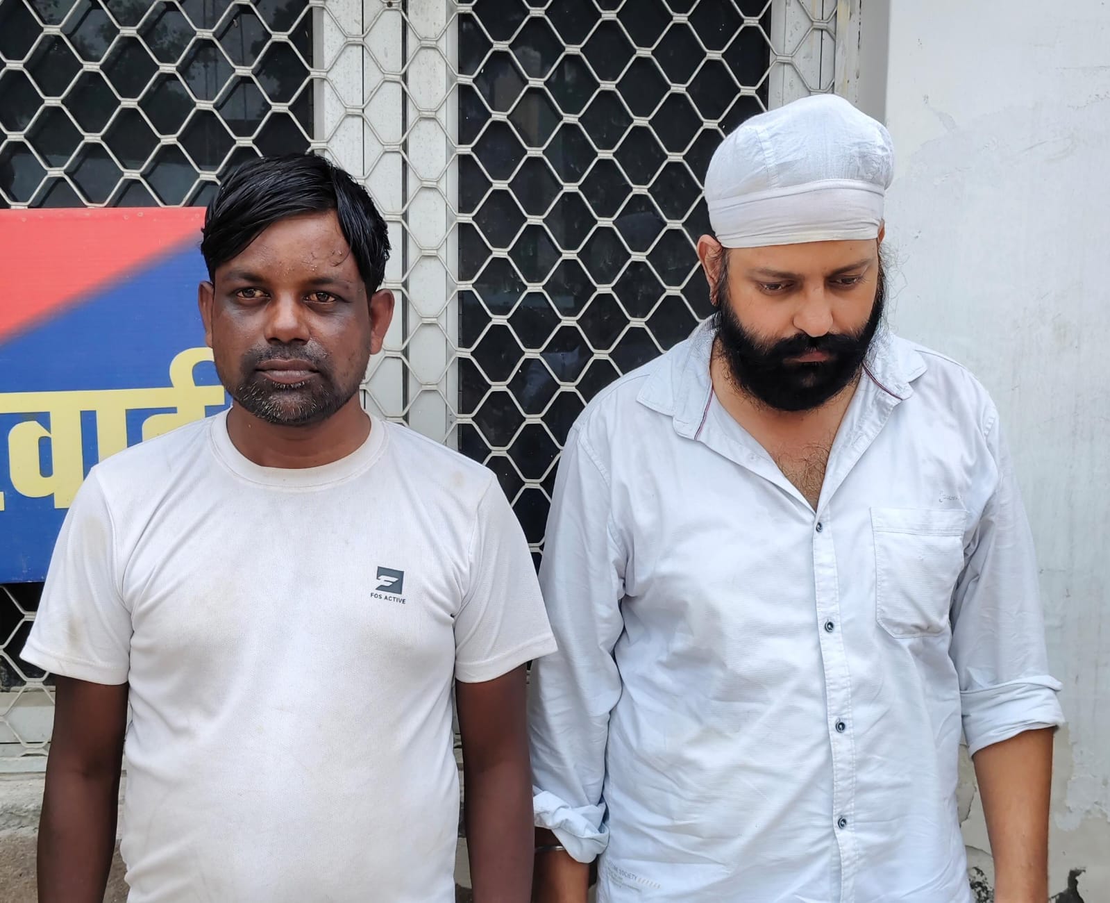 गौरीगंज एसपी कार्यालय में पकड़े गए आरोपी। -संवाद