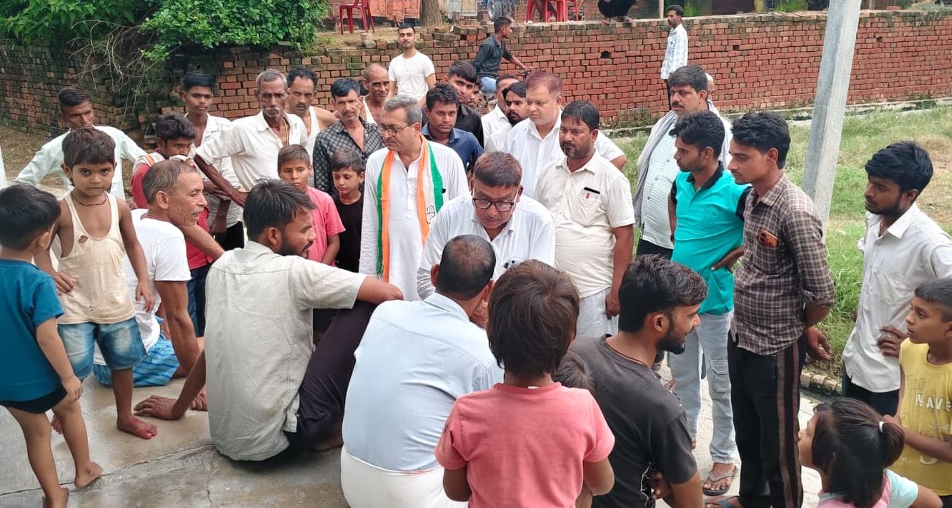 ग्रामीणों से बात करते कांग्रेस जिलाध्यक्ष। स्रोत कांग्रेस