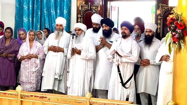 Enraptured the congregation with Shabad-Kirtan.