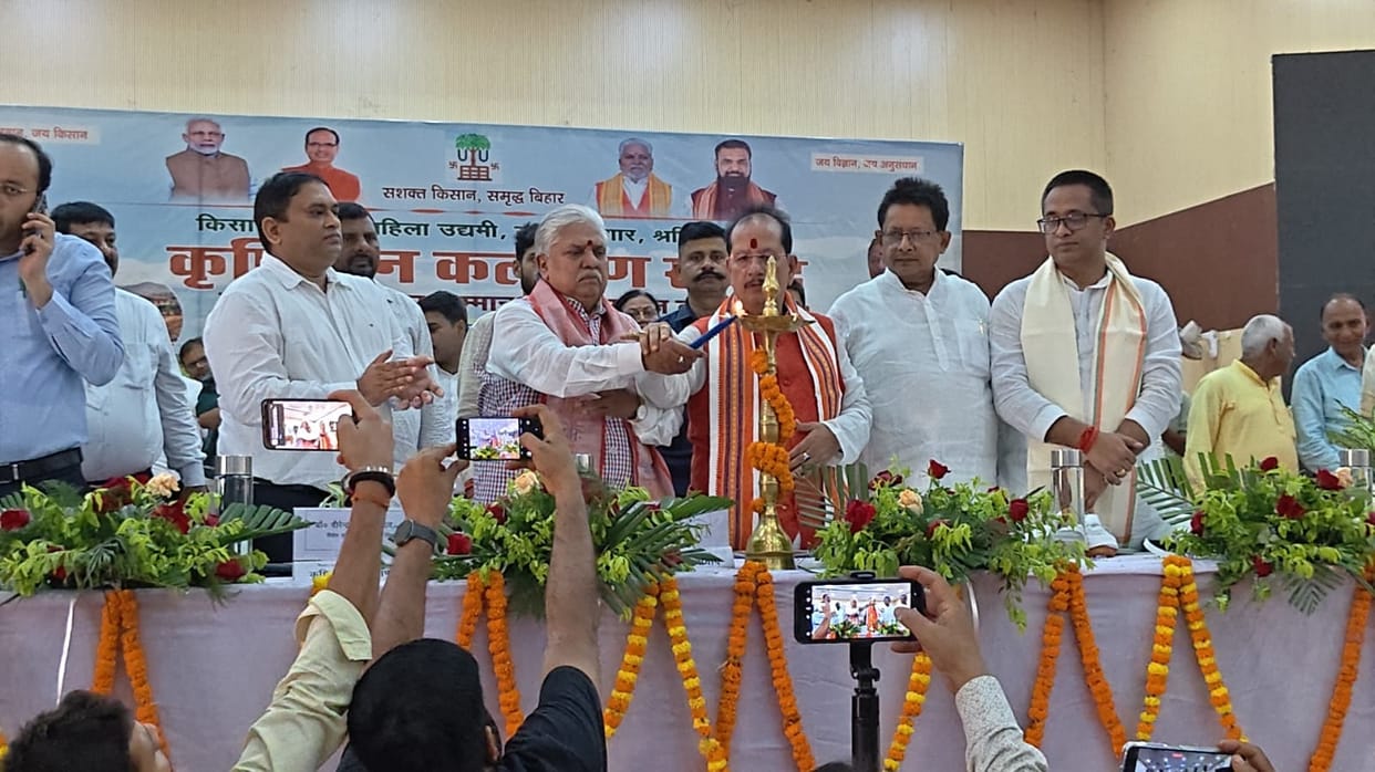 agriculture minister vijay kumar sinha reprimands negligent agriculture officer at gaya farmers dialogue