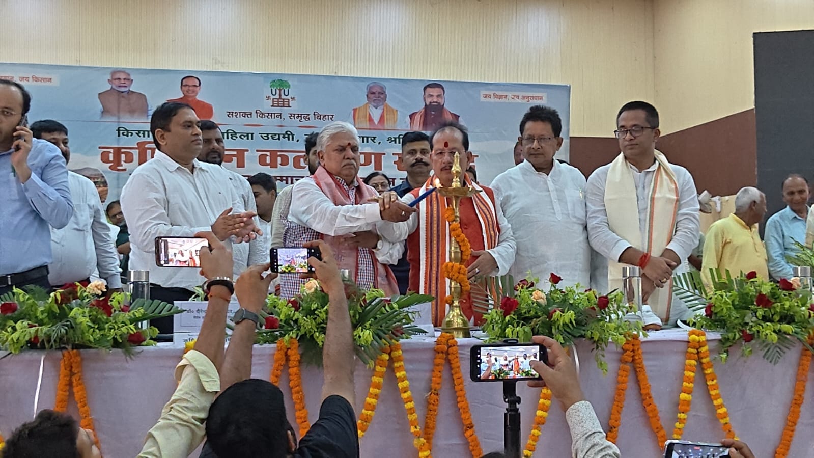 गयाजी के हरिदास सेमिनरी परिसर में आयोजित कृषि जन कल्याण संवाद कार्यक्रम में किसानों को संबोधित