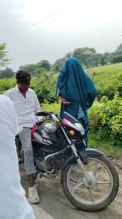 गांव वालों ने घूंघट उठाकर देखा तो निकला युवक।