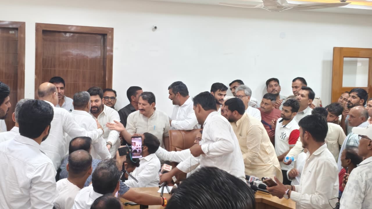 हांसी विश्रामगृह में पत्रकारवार्ता के दौरान कुर्सी को लेकर हुए हंगामे को शांत करवाते हुए नेता। 