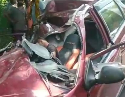 हादसे में कार के परखच्चे उड़ गए। 