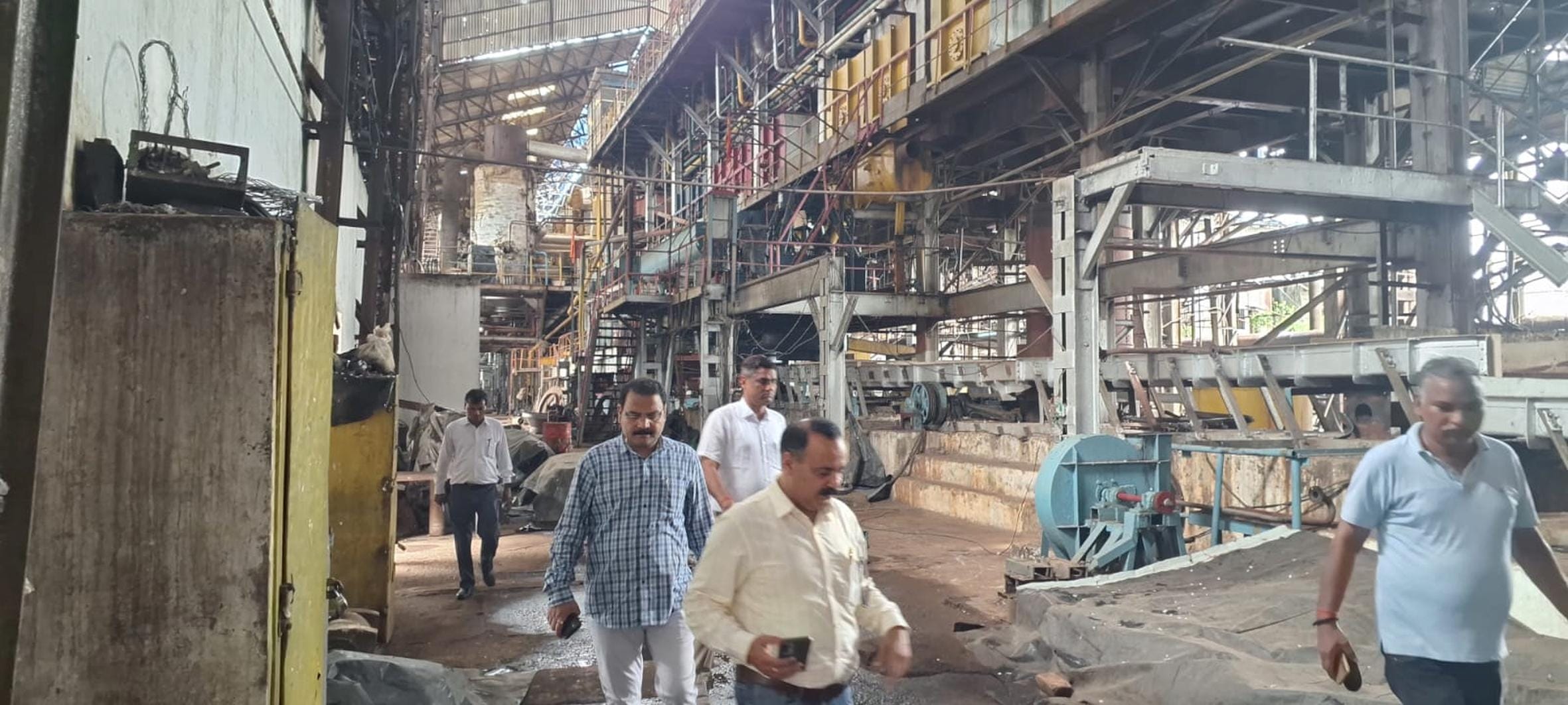 जरवलरोड स्थित चीनी मिल का निरीक्षण करते अधिकारी। 