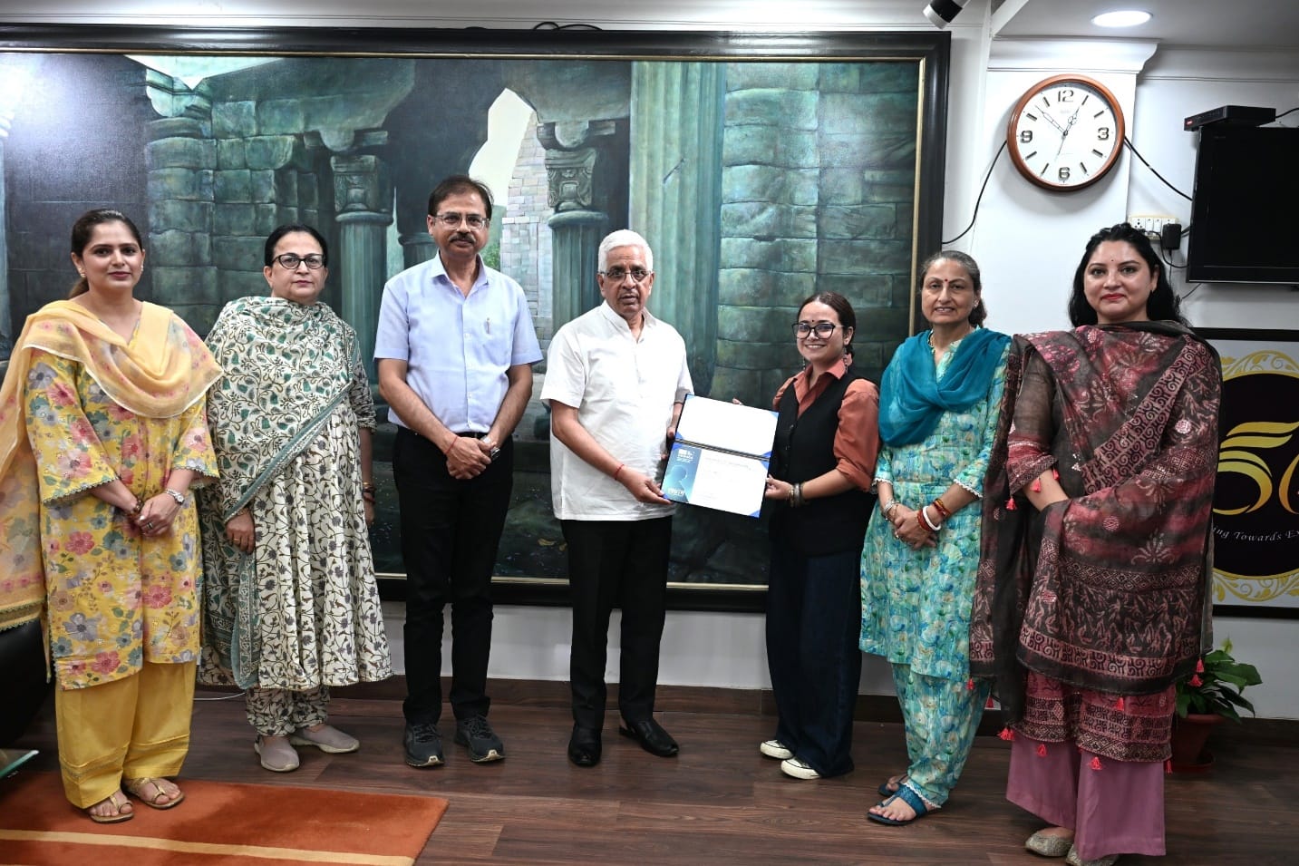जेविका को सम्मानित करते कुलपति प्रो. उमेश राय व अन्य   स्रोत - विवि 