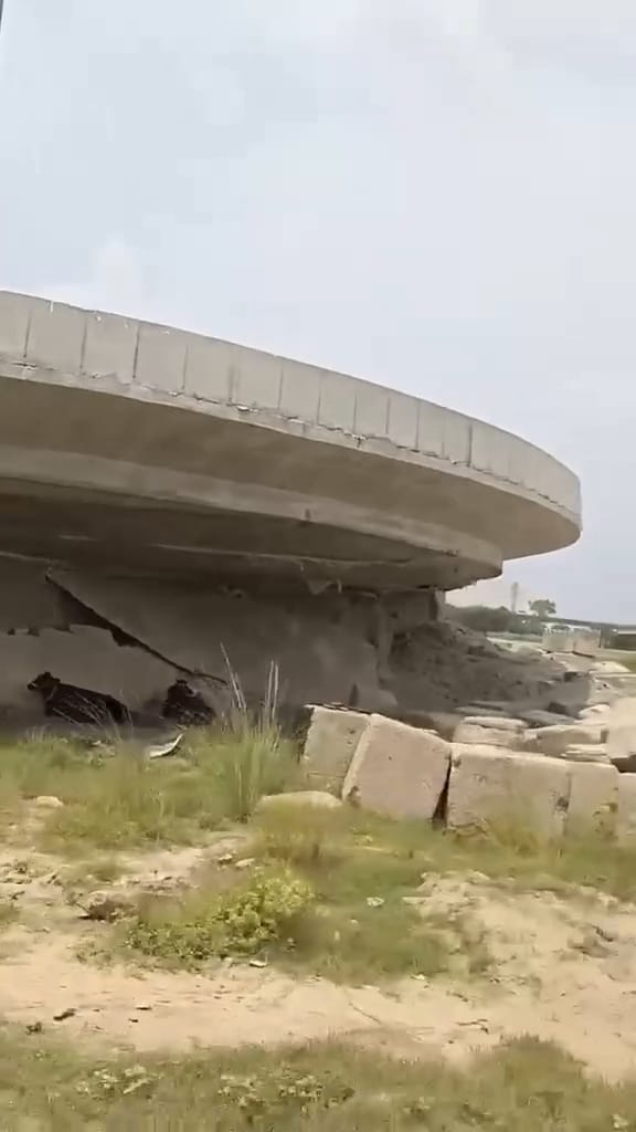 Bihar vaishali Photos soil erosion the Kachchi Dargah Bidupur six-lane bridge approach road have gone viral