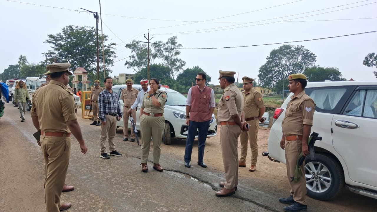 कछला गंगा घाट पर उमड़ रही भीड़ के दृष्टिगत निरीक्षण करते डीएम-एसएसपी। स्रोत-सूचना