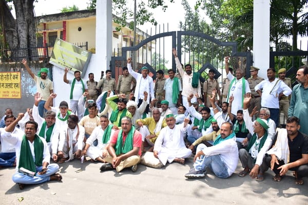 Farmers protest at the Collectorate; police block them by closing the gate