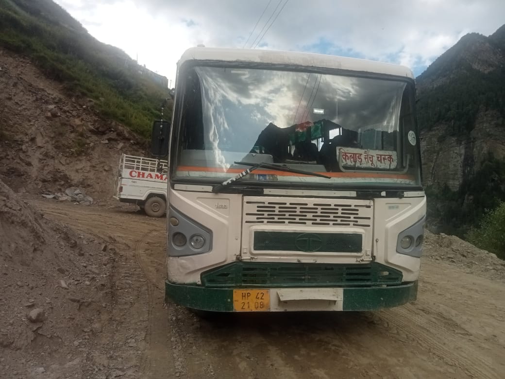 किलाड़-सेचू-चस्क मार्ग पर चलने वाली बस। जागरूक पाठक