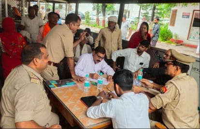 करनैलगंज कोतवाली में मामलों की सुनवाई करते नायब तहसीलदार व अन्य। संवाद