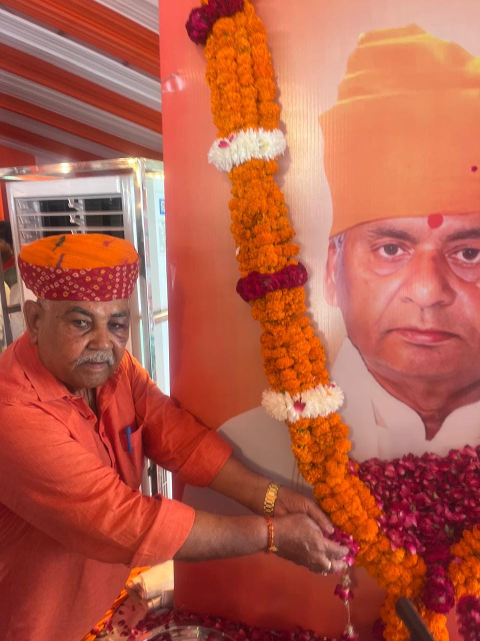 MLA Babulal paid floral tributes to Kalyan Singh.
