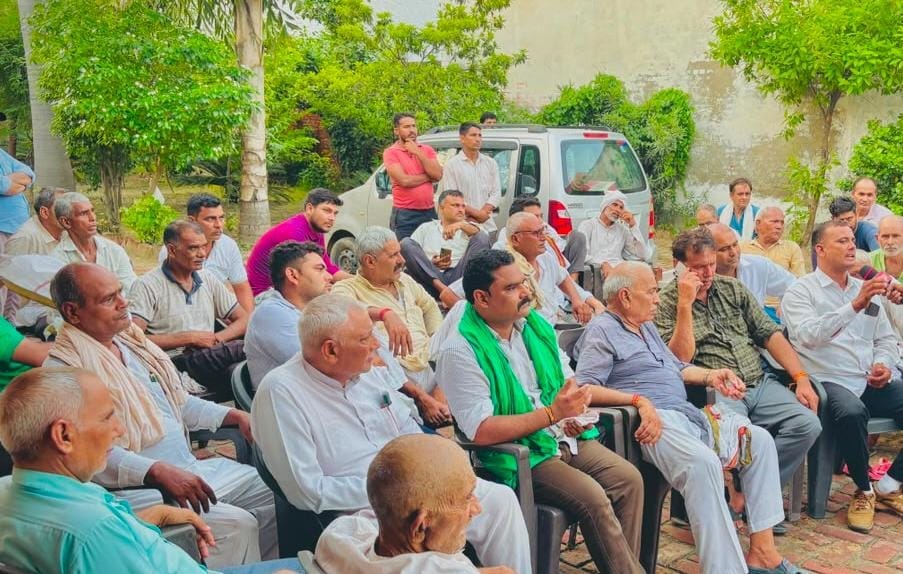 Farmers hold 'Mahapanchayat' over demand for stairs; to lay siege to Tehsil office on the 24th.