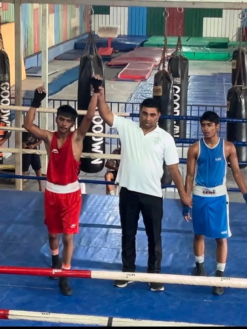 कैथल से स्वर्ण पदक जीतने वाले खिलाड़ी पारस मैच जीतने के बाद। कोच