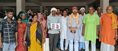 कंधरापुर पुलिस के खिलाफ प्रदर्शन करते भाजपा नेता और ग्रामीण