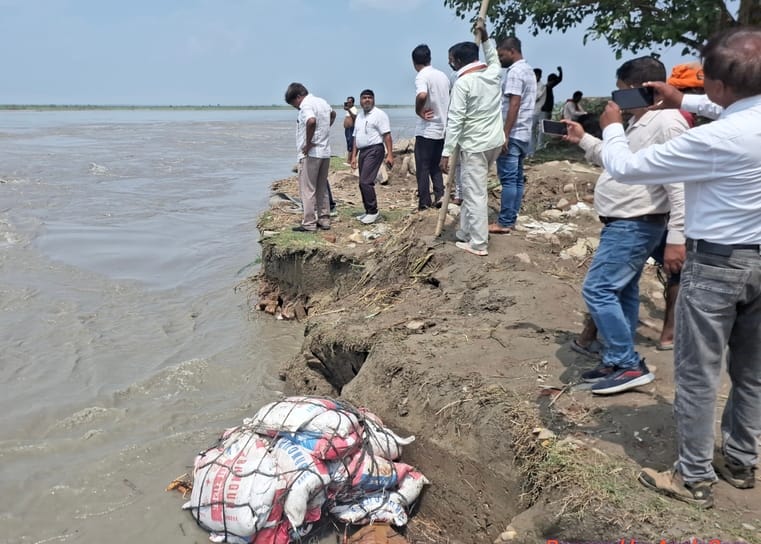 The pressure of the Gandak river remains intact, the department is busy saving the spur.