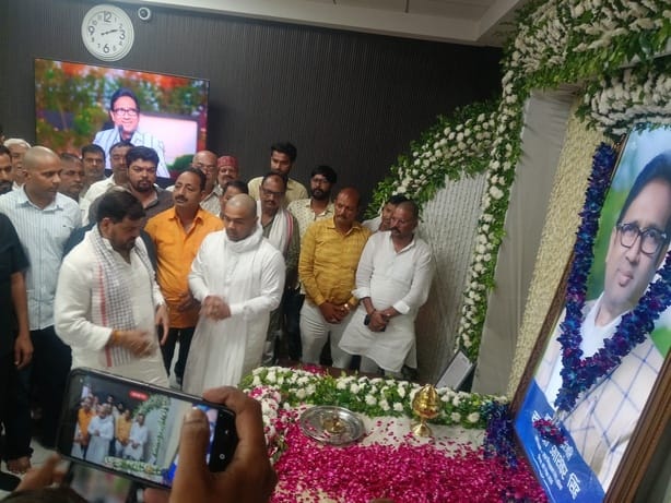 खनवर गांव स्थित विधायक उमाशंकर सिंह को श्रद्धांजलि देते पूर्व सांसद ब्रजभूषण सिंह साथ में अन्य