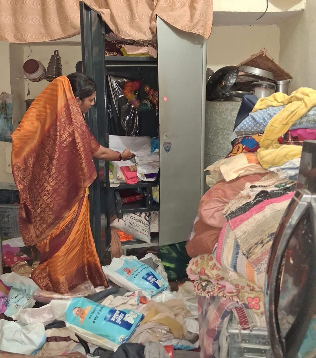 Theft of 15 lakh from a locked house in the Lochi Nagla neighborhood.