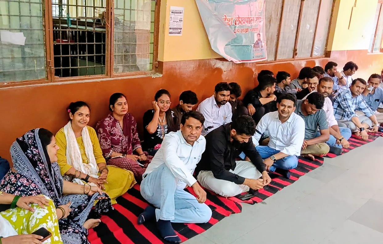 Lekhpals boycotted 'Thana Diwas'.