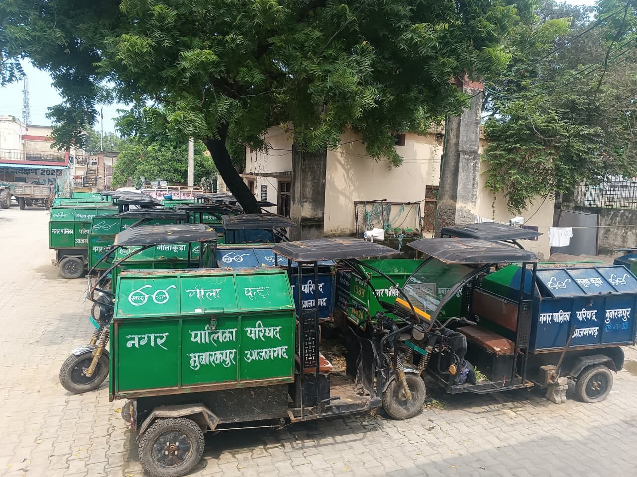 मुबारकपुर नगरपालिका परिसर में खड़ा ई-रिक्शा।