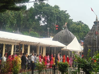 महाकाल मंदिर में भादों माह के पहले शनिवार को मंदिर में दर्शनों के लिए कतारबद्ध श्रद्धालु। -जागर