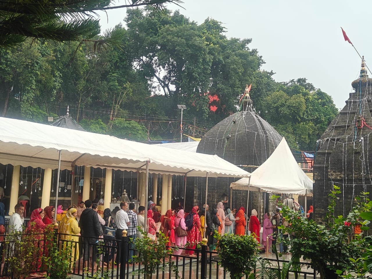 महाकाल मंदिर में भादों माह के पहले शनिवार को मंदिर में दर्शनों के लिए कतारबद्ध श्रद्धालु। -जागर