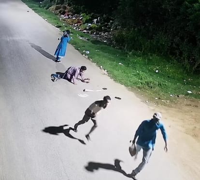 महिलाओं से बालियां छीनकर भागते बदमाश