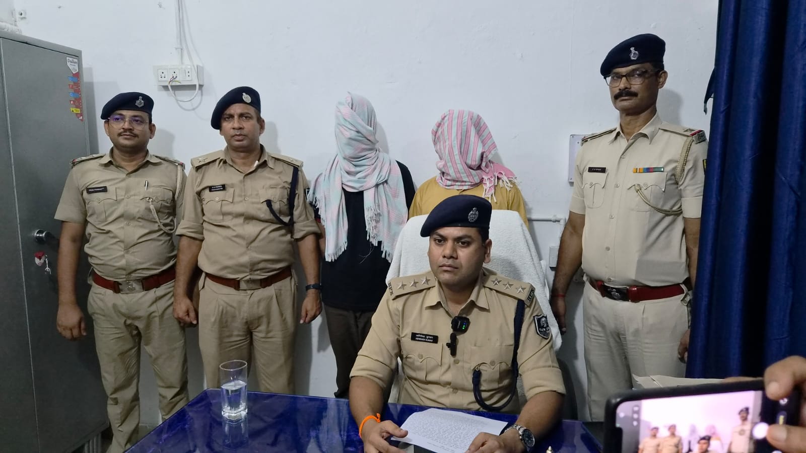 मामले की जानकारी देते साइबर डीएसपी।