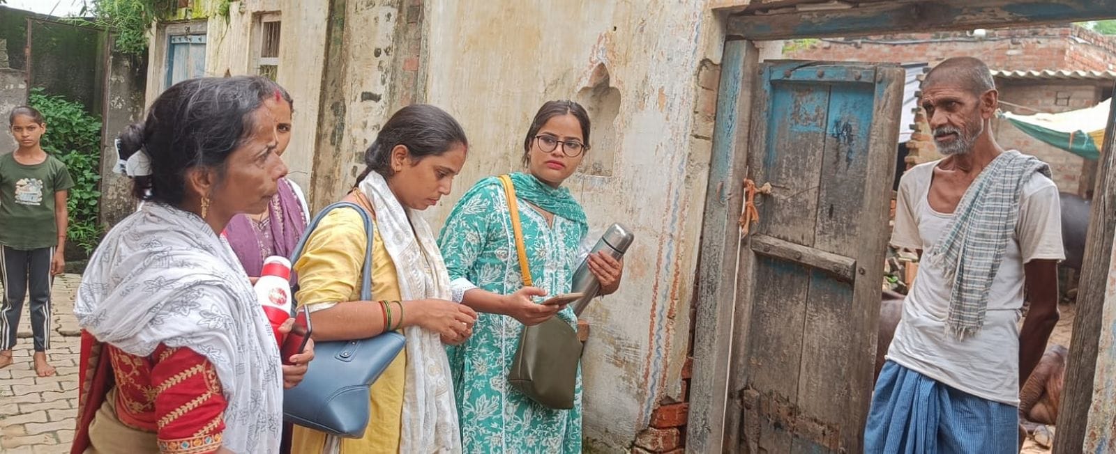 गांव में पहुंची स्वास्थ्य विभाग की टीम