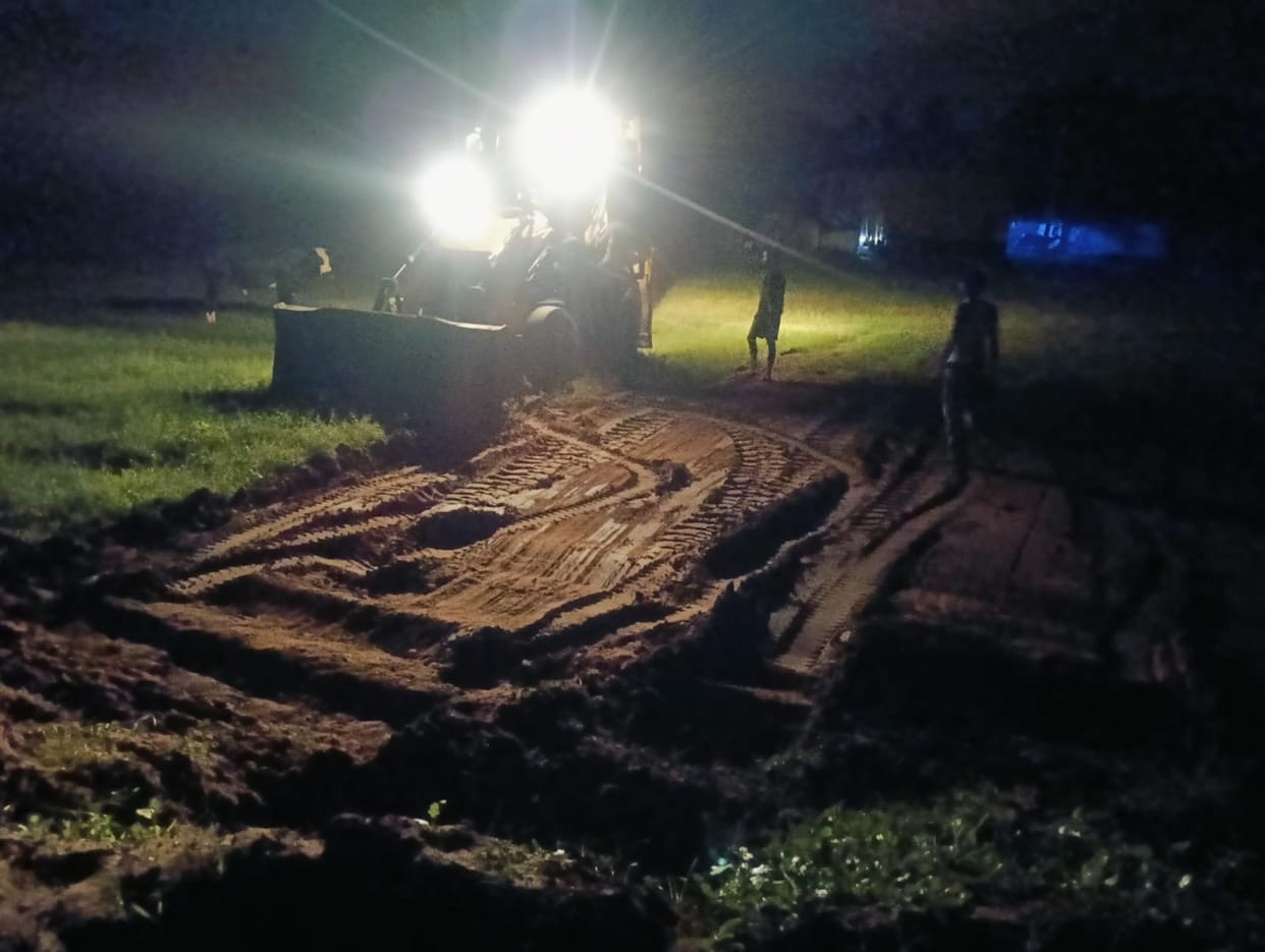 Zila Panchayat contractor fills in a death-trap pothole.
