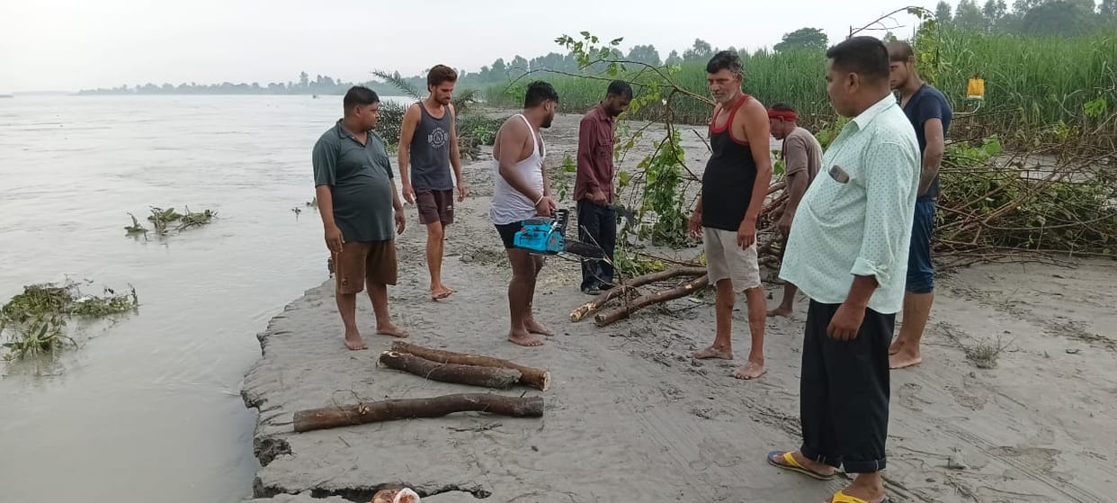 Erosion resumes in the Sharda River due to surging waters; the current moves towards the embankment.