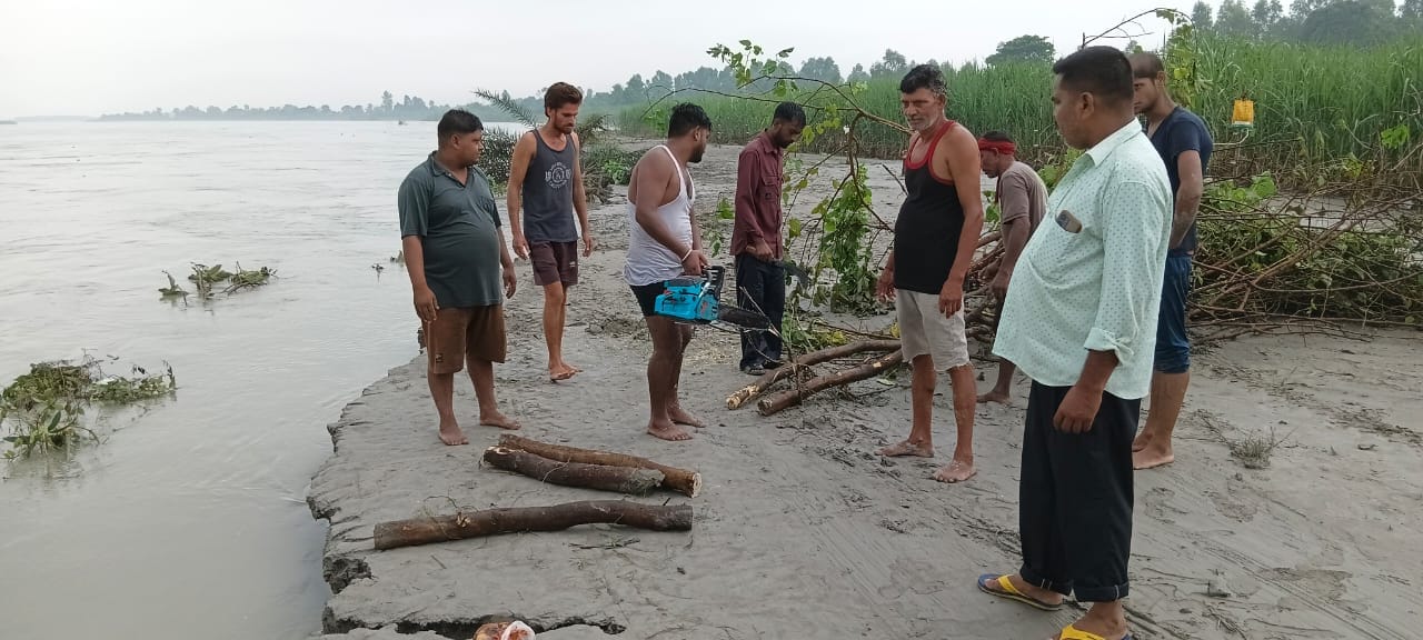 मटिया क्षेत्र में कटान करती शारदा नदी। संवाद
