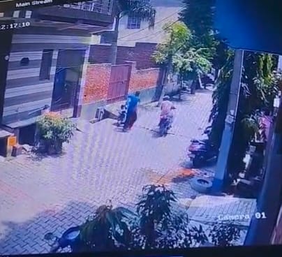 मोदीनगर में चैन लूट की घटना सीसीटीवी कैमरे में कैद हुई। स्रोत: वीडियोग्रैब