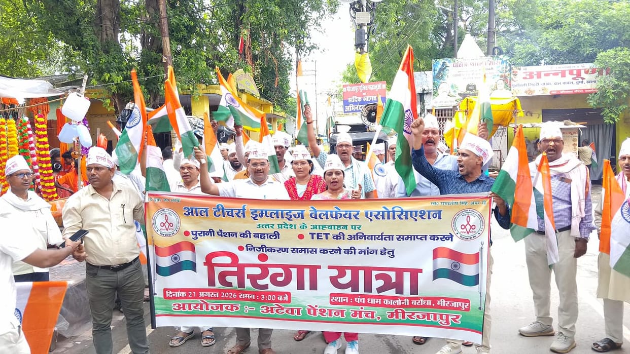 Teachers and employees take to the streets with the Tricolour, demanding the old pension scheme.