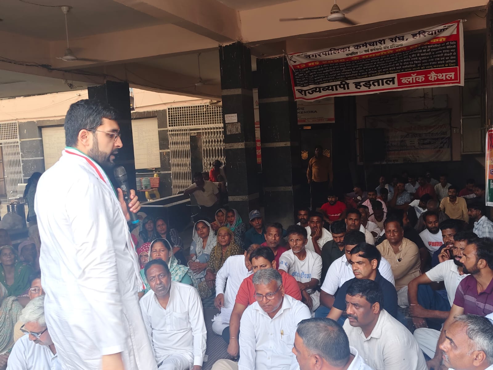 नगर परिषद में कर्मचारियों को समर्थन देने पहुंचे कांग्रेस विधायक आदित्य सुरजेवाला। संगठन