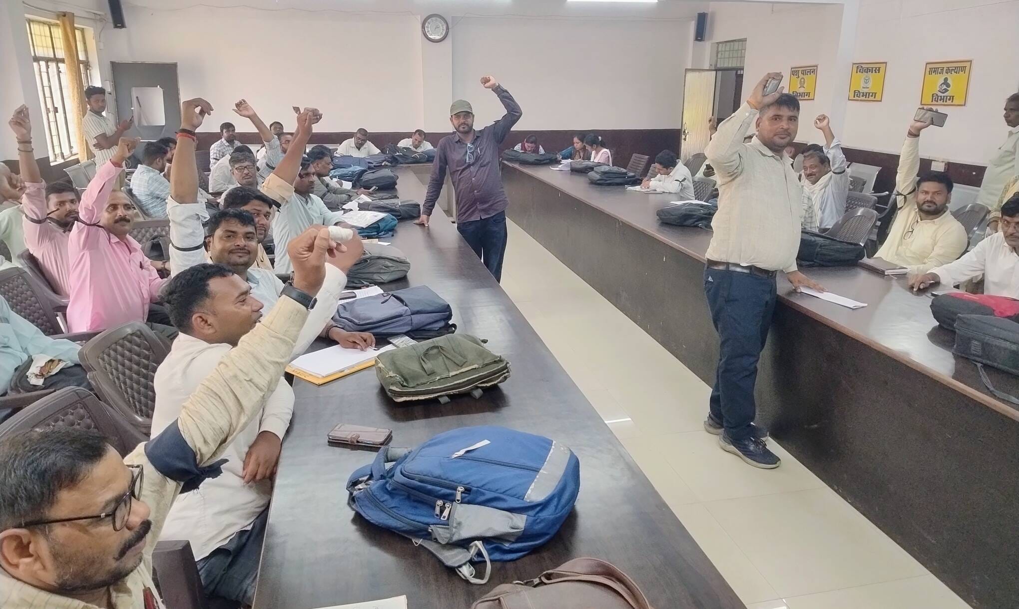 औराई तहसील में एंटी करप्शन के खिलाफ काली पट्टी बांधकर कार्य करते लेखपाल। संवाद