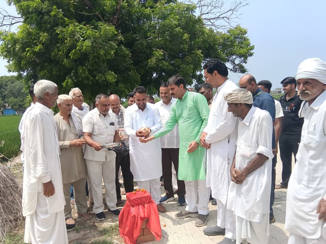पूंडरी में विकास कार्यों का शिलान्यास करते विधायक जांबा। प्रवक्