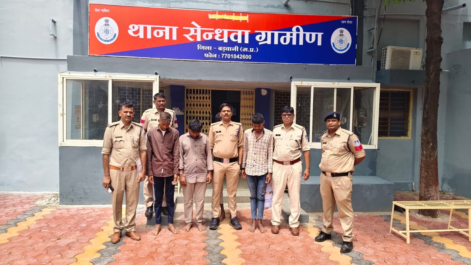गिरफ्तार आरोपियों की जानकारी देते पुलिस अधिकारी