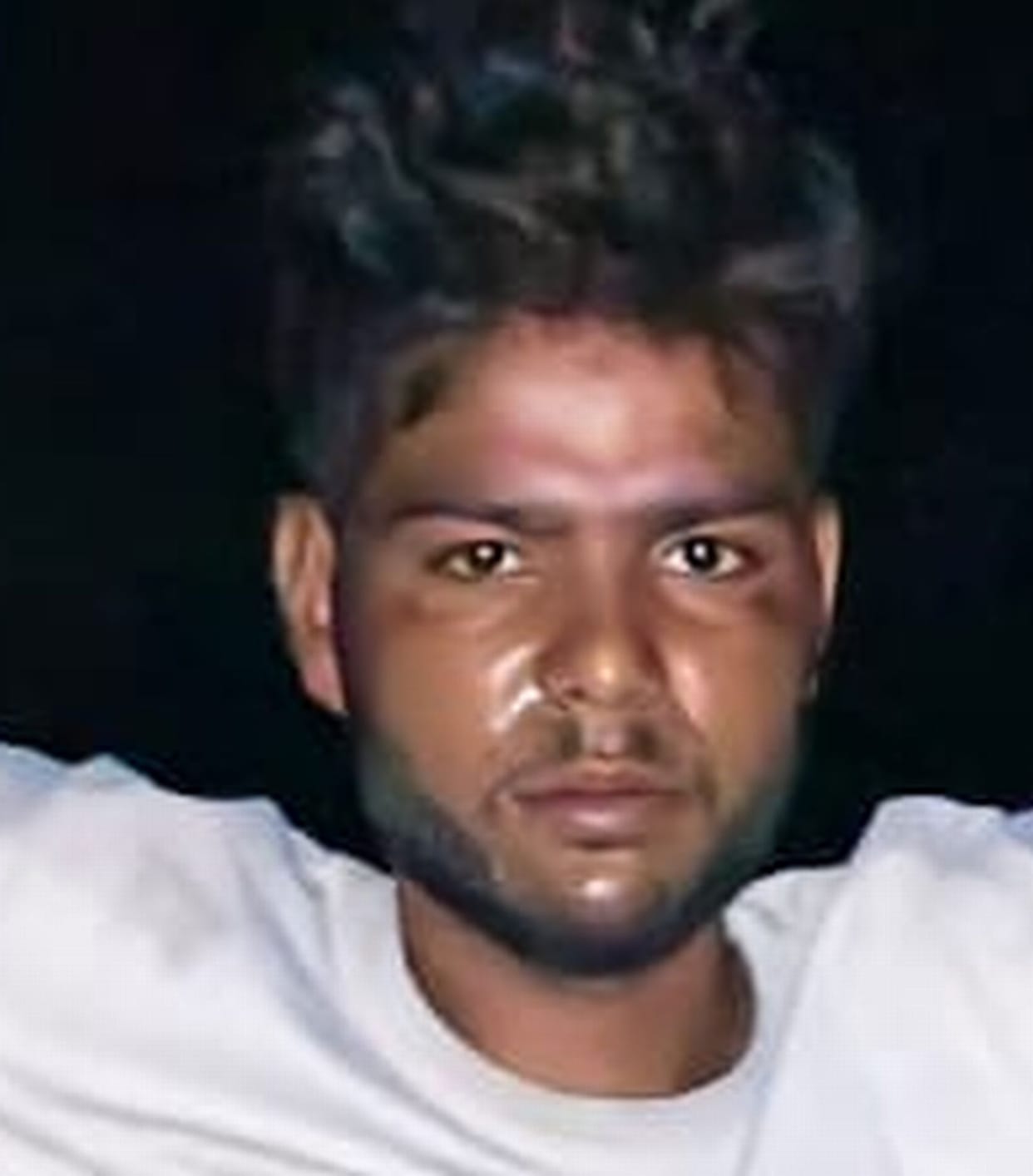 Three miscreants who swindled a farmer out of one lakh rupees were nabbed in an encounter; they sustained gunshot wounds to their legs.